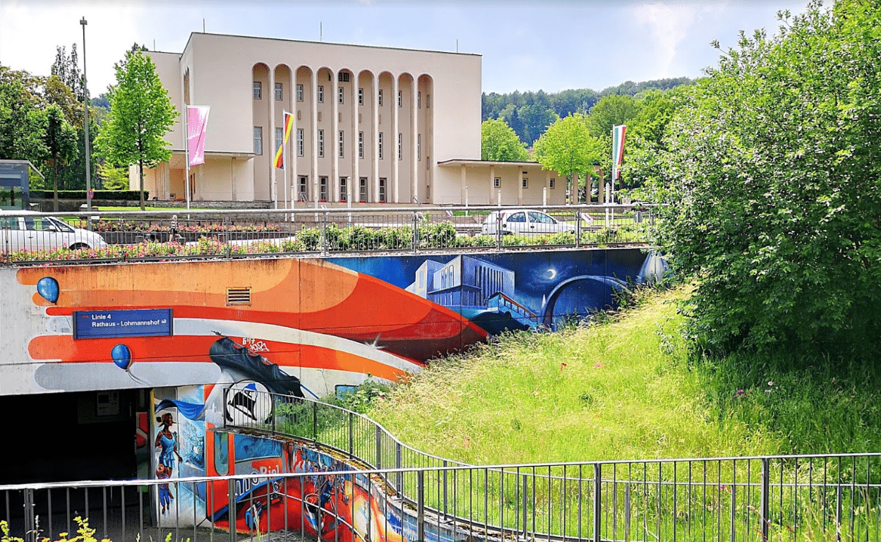 Klappe an der Rudolf-Oetker-Halle