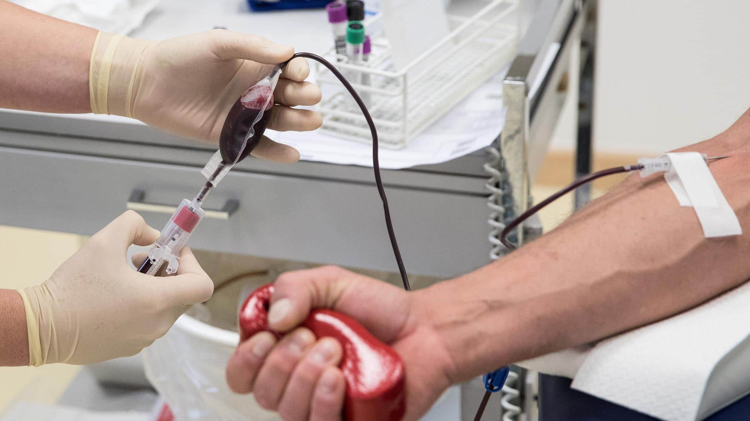 Großbritannien lockert das Blutspenden