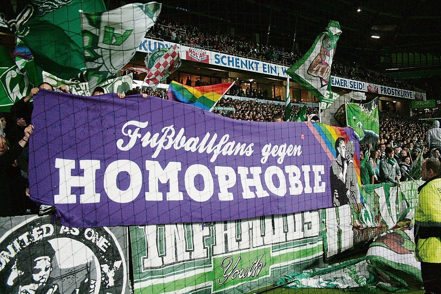 Wie wird Homophobie im Fußball geahndet?