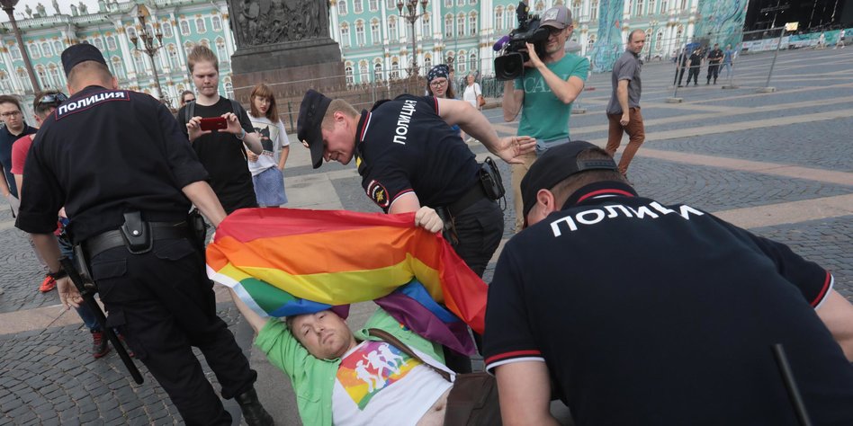 LGBTQI+ Aktivisten demonstrieren gegen Putin